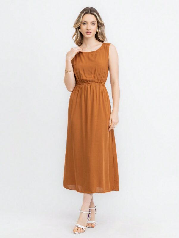 Vestido Stefany, sem mangas, com gola redonda e caimento leve. Modelo versátil em cor lisa, perfeito para looks casuais e confortáveis, com bainha alargada.