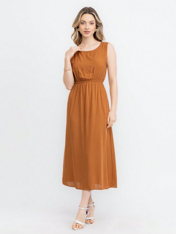 Vestido Stefany, sem mangas, com gola redonda e caimento leve. Modelo versátil em cor lisa, perfeito para looks casuais e confortáveis, com bainha alargada.