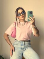 Blusa feminina T-shirt Lorrane, com manga curta e gola redonda. Feita de algodão, ideal para looks casuais e confortáveis no dia a dia.