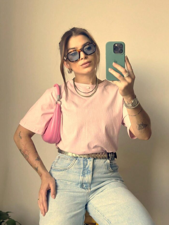 Blusa feminina T-shirt Lorrane, com manga curta e gola redonda. Feita de algodão, ideal para looks casuais e confortáveis no dia a dia.