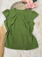 Blusa feminina manga curta Gabrielle com gola redonda, cor lisa e caimento solto, ideal para o dia a dia.