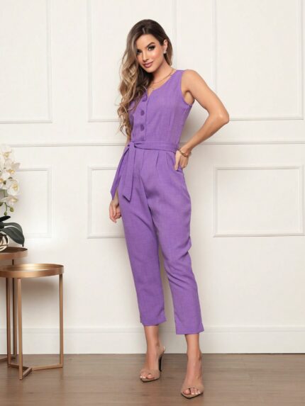 Macacão feminino Clara sem mangas, com botões frontais e feito de 100% linho. Leve, confortável e elegante, perfeito para um look casual e refinado.