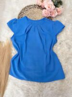 Blusa feminina manga curta Gabrielle com gola redonda, cor lisa e caimento solto, ideal para o dia a dia.