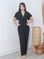 Macacão feminino Sophia, sem estampa, com bolsos e cintura alta. Feito de poliéster, leve e confortável, com ajuste regular e estilo moderno.