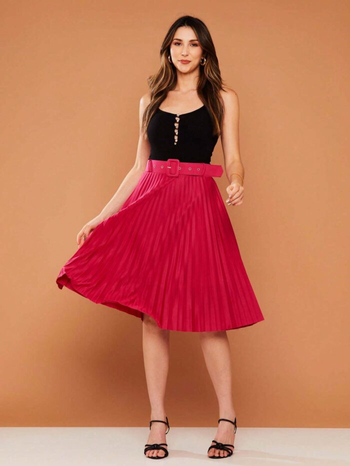 Saia midi Nara com cinto de ilhó e plissados, confeccionada em Helanca Light. Ideal para um visual casual e sofisticado, com cintura alta e sem estampa.