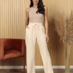 Calça feminina pantalona de algodão com cintura alta e perna larga. Confortável e versátil, ideal para looks casuais e elegantes.