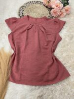 Blusa feminina manga curta Gabrielle com gola redonda, cor lisa e caimento solto, ideal para o dia a dia.