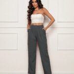 Calça social feminina Noemi, alfaiataria com perna reta e cintura natural. Confortável e versátil, ideal para looks elegantes e profissionais.