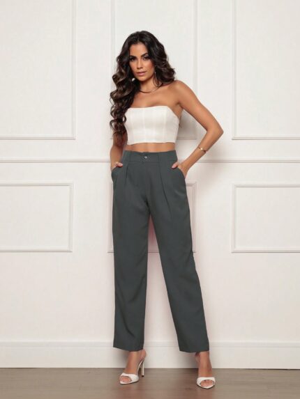 Calça social feminina Noemi, alfaiataria com perna reta e cintura natural. Confortável e versátil, ideal para looks elegantes e profissionais.