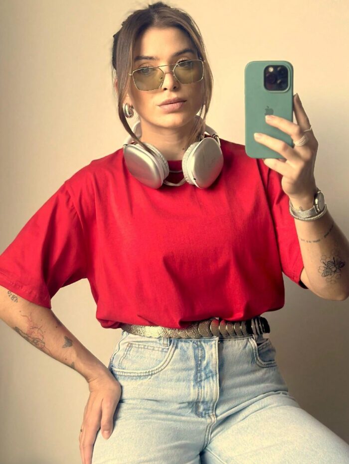 Blusa feminina T-shirt Lorrane, com manga curta e gola redonda. Feita de algodão, ideal para looks casuais e confortáveis no dia a dia.