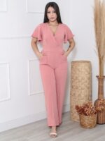 Macacão feminino Sophia, sem estampa, com bolsos e cintura alta. Feito de poliéster, leve e confortável, com ajuste regular e estilo moderno.