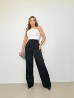 Calça feminina listrada Wania, com perna reta e cintura alta. Confortável e moderna, feita de poliéster leve em tons de verde. Ideal para o cotidiano.