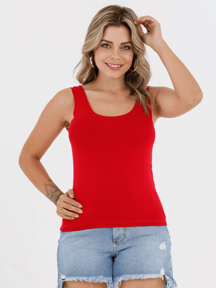 Blusa regata Fábia com alças largas e bainha assimétrica, ideal para um visual casual e moderno.