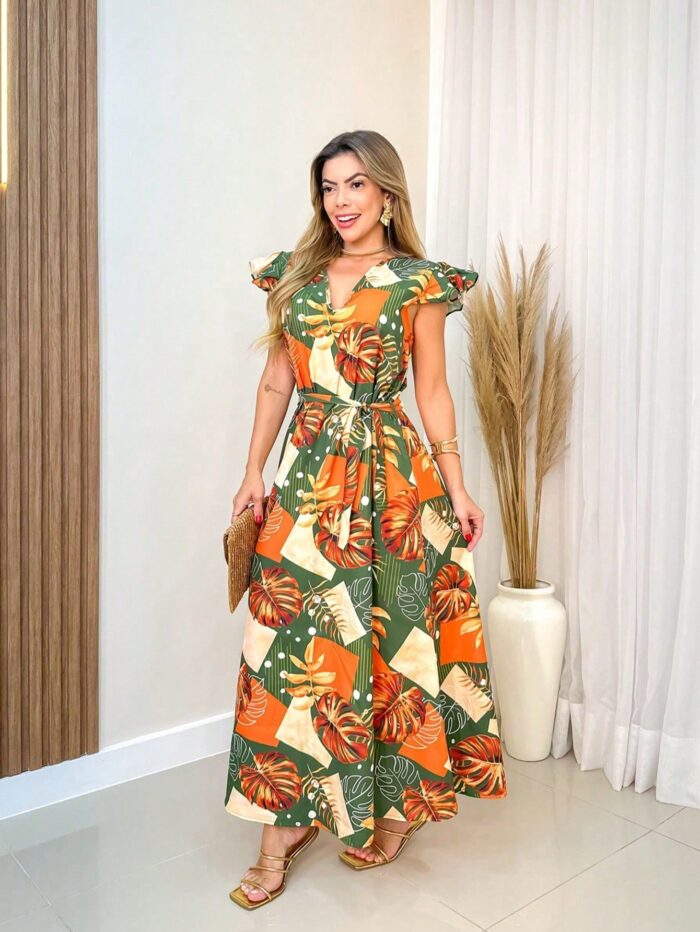 Vestido estampa tropical Sheila com decote V e cintura alta. Modelo cruzado, mangas leves e bainha alargada. Perfeito para ocasiões especiais ou momentos casuais.