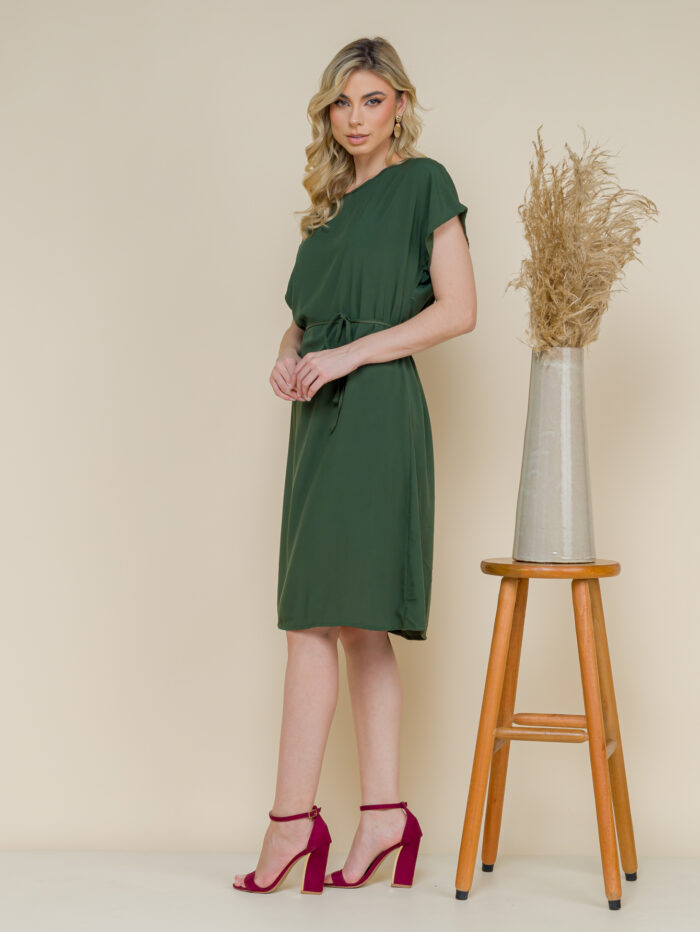 Vestido de viscose Amélia, com cinto e mangas morcego. Design simples e confortável, com bainha reta e tecido leve. Perfeito para um visual casual e moderno