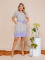Vestido casual Caroline com estampa geométrica, cinto e gola redonda. Mangas curtas, caimento leve e bainha reta. Confortável e ideal para diversas ocasiões.