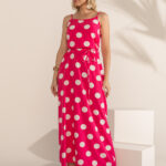 Vestido longo Antonella com estampa poá e alças finas. Cinto na cintura alta e bainha reta em poliéster, combinando elegância e conforto para momentos casuais.