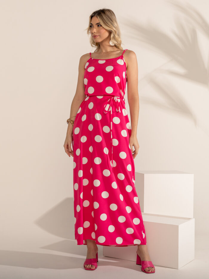 Vestido longo Antonella com estampa poá e alças finas. Cinto na cintura alta e bainha reta em poliéster, combinando elegância e conforto para momentos casuais.