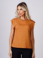 Blusa feminina sem mangas em viscolycra Amora, cor marsala, com gola redonda e detalhes dobrados, ideal para um look casual e elegante.