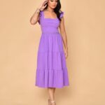 Vestido midi Alana com detalhes de renda na cintura, gola quadrada e tecido flexível. Perfeito para ocasiões que pedem elegância e conforto.