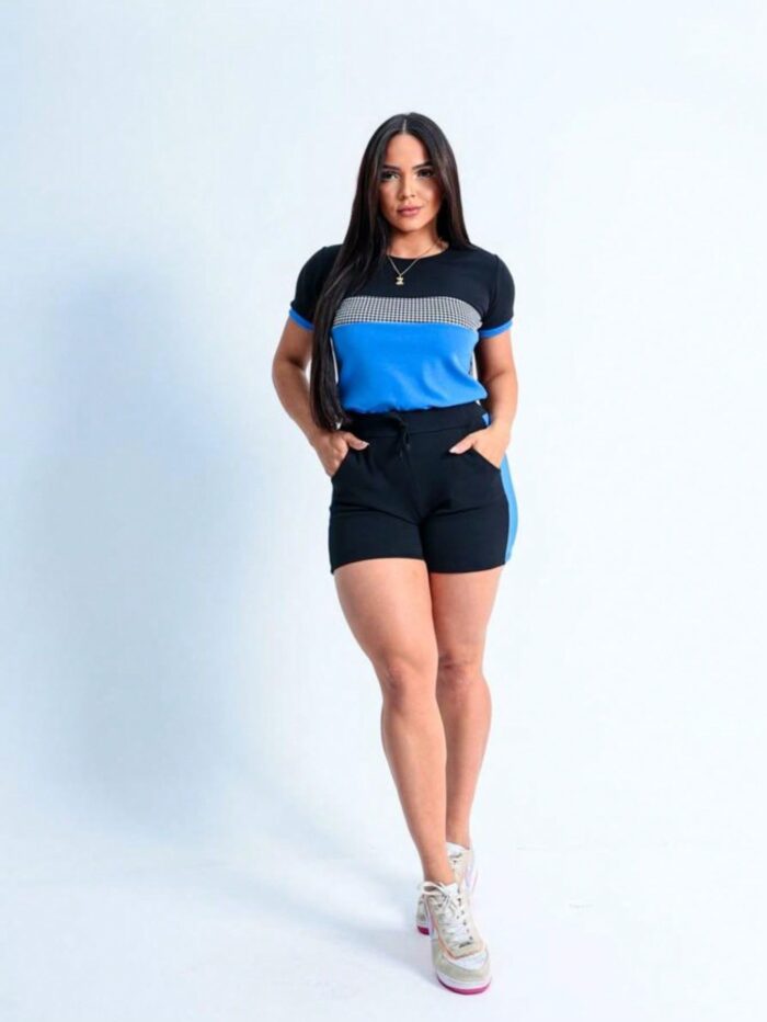Conjunto Ester com blusa e short de esporte, feito de poliéster e elastano, com alta elasticidade e caimento regular. Leve, respirável, ideal para climas quentes.