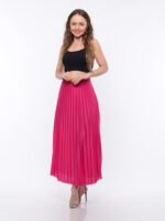 Saia longa Antonieta com plissados e cintura alta, feita de 100% elastano. Sem estampa, versátil para combinações e ideal para um visual casual.