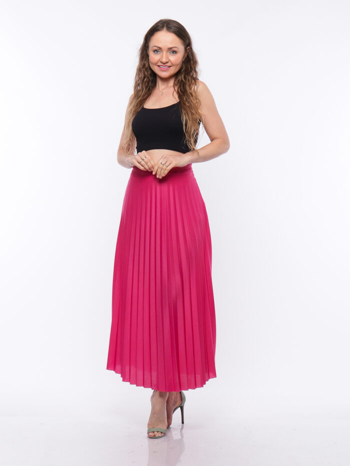 Saia longa Antonieta com plissados e cintura alta, feita de 100% elastano. Sem estampa, versátil para combinações e ideal para um visual casual.