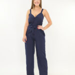 Macacão longo Kelly com gola V, tecido não elástico, design minimalista e sem estampa. Confortável e versátil, ideal para diversas ocasiões elegantes.