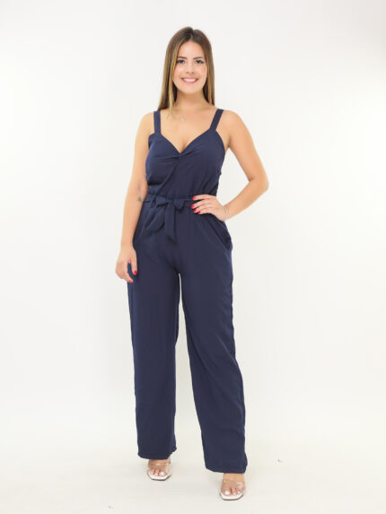 Macacão longo Kelly com gola V, tecido não elástico, design minimalista e sem estampa. Confortável e versátil, ideal para diversas ocasiões elegantes.