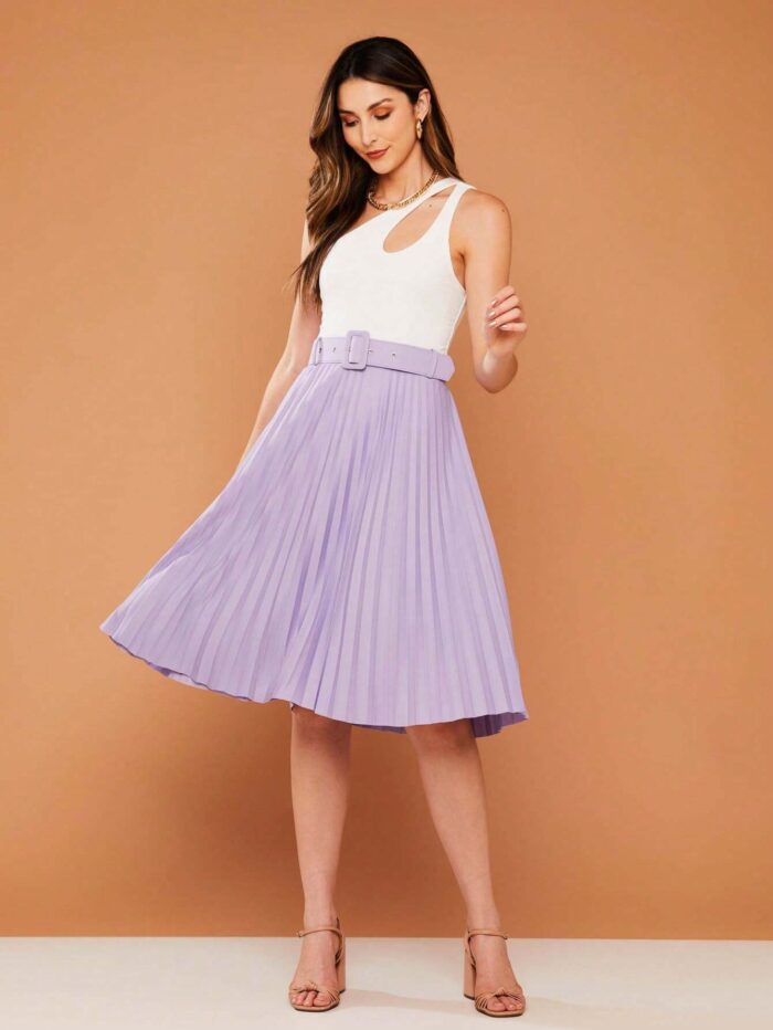 Saia midi Nara com cinto de ilhó e plissados, confeccionada em Helanca Light. Ideal para um visual casual e sofisticado, com cintura alta e sem estampa.