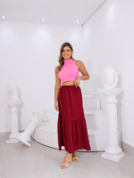 Saia longa Joana em viscolinho com cintura alta e babados, ideal para looks boho. Sem estampa, leve e fluida, perfeita para dias quentes e visuais elegantes.