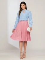 Saia midi Nara com cinto de ilhó e plissados, confeccionada em Helanca Light. Ideal para um visual casual e sofisticado, com cintura alta e sem estampa.