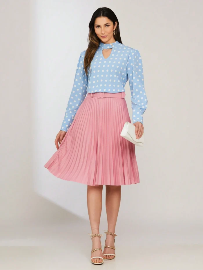 Saia midi Nara com cinto de ilhó e plissados, confeccionada em Helanca Light. Ideal para um visual casual e sofisticado, com cintura alta e sem estampa.