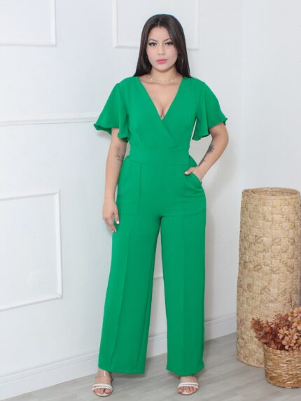 Macacão feminino Sophia, sem estampa, com bolsos e cintura alta. Feito de poliéster, leve e confortável, com ajuste regular e estilo moderno.