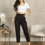 Calça feminina alfaiataria Pâmela com cintura natural, design afilado e comprimento cropped. Feita de poliéster e elastano, ideal para um visual casual e elegante.