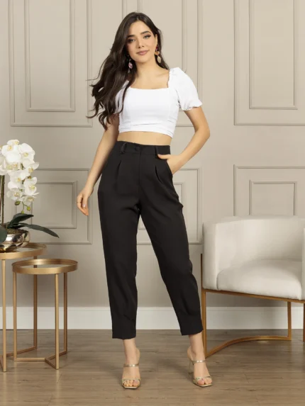 Calça feminina alfaiataria Pâmela com cintura natural, design afilado e comprimento cropped. Feita de poliéster e elastano, ideal para um visual casual e elegante.