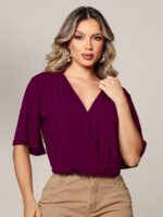 Blusa feminina transpassada Maria, com detalhe cruzado e mangas esvoaçantes. Perfeita para um look casual e elegante, feita em viscose e elastano, com caimento solto.