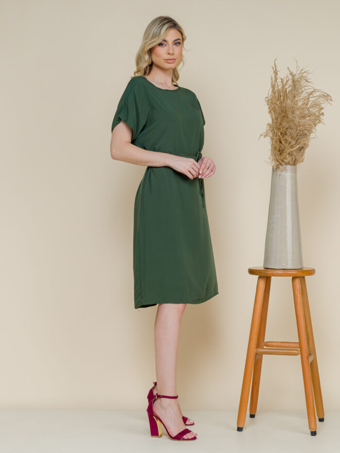 Vestido de viscose Amélia, com cinto e mangas morcego. Design simples e confortável, com bainha reta e tecido leve. Perfeito para um visual casual e moderno