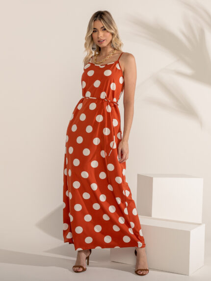Vestido longo Antonella com estampa poá e alças finas. Cinto na cintura alta e bainha reta em poliéster, combinando elegância e conforto para momentos casuais.
