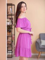 Vestido Hayla curto com cinto, estampa de poá e cintura alta. Modelo com bainha esvoaçante, ideal para looks casuais com estilo e conforto.