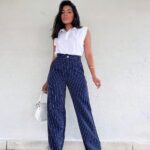 Calça pantalona listrada com cintura alta e ajuste regular. Tecido de alfaiataria, perfeita para looks casuais e sofisticados.