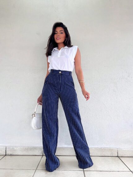 Calça pantalona listrada com cintura alta e ajuste regular. Tecido de alfaiataria, perfeita para looks casuais e sofisticados.
