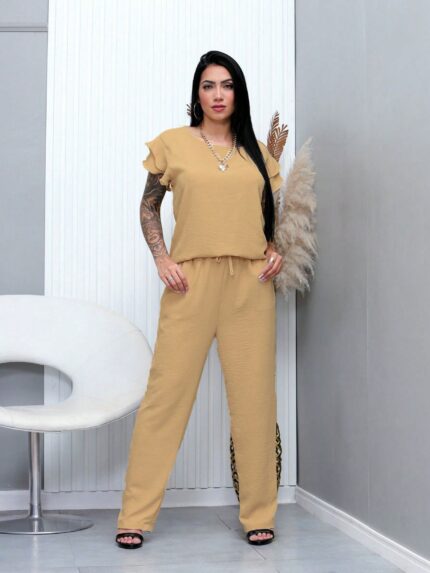 Conjunto feminino Talita com blusa de babado nas mangas e calça moletom, feito de poliéster e elastano. Ideal para looks casuais e confortáveis.