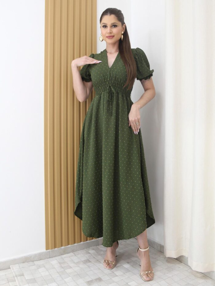 Vestido Duna Tabata com decote V e mangas curtas, ajuste regular e caimento longo, feito em poliéster e algodão, ideal para looks elegantes e confortáveis.