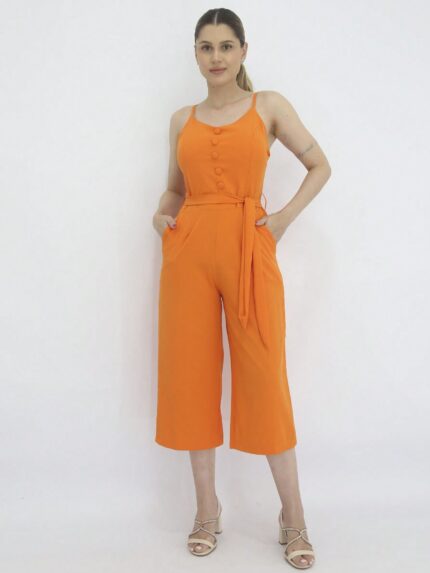 Macacão feminino Paula sem mangas, cintura alta e calça capri, em poliéster e elastano. Versátil, confortável e ideal para looks boho modernos.