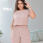 Conjunto feminino Juliana com cropped e shortinho, feito de poliéster e elastano. Estilo casual e confortável, perfeito para o dia a dia.