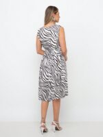 Vestido Karmille, estilo boho com estampa geométrica e onça. Decote U, sem mangas, curto e em viscose. Confortável e moderno para dias quentes.