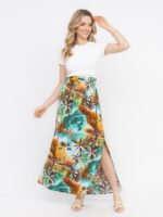 Saia Fátima com fenda lateral, babado e cintura alta. Feita de viscose, disponível em estampas tropicais ou sem estampa, ideal para looks casuais.