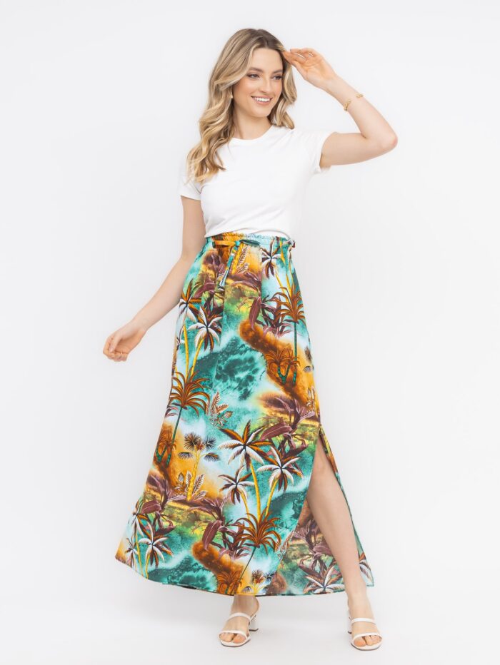 Saia Fátima com fenda lateral, babado e cintura alta. Feita de viscose, disponível em estampas tropicais ou sem estampa, ideal para looks casuais.