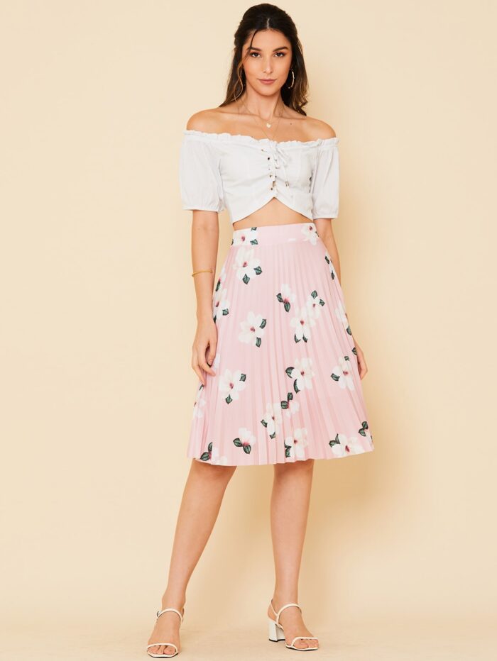 Saia midi evangélica plissada com estampa floral, cintura alta e tecido leve. Ideal para um visual casual e elegante em diferentes ocasiões.